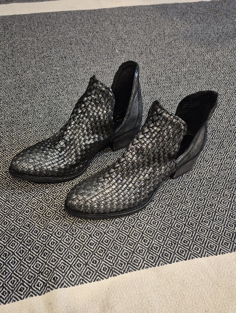 Very Volatile Los Angeles Metallic Ankle Booties Size 8